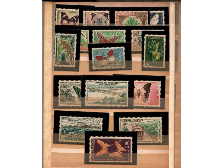 Animal album collection from African countries, organized in a small 16-page album. Includes from countries such as Niger, Ma